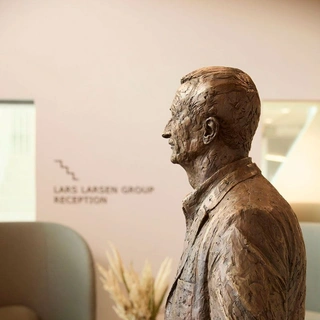 Lars Larsen bronze statue