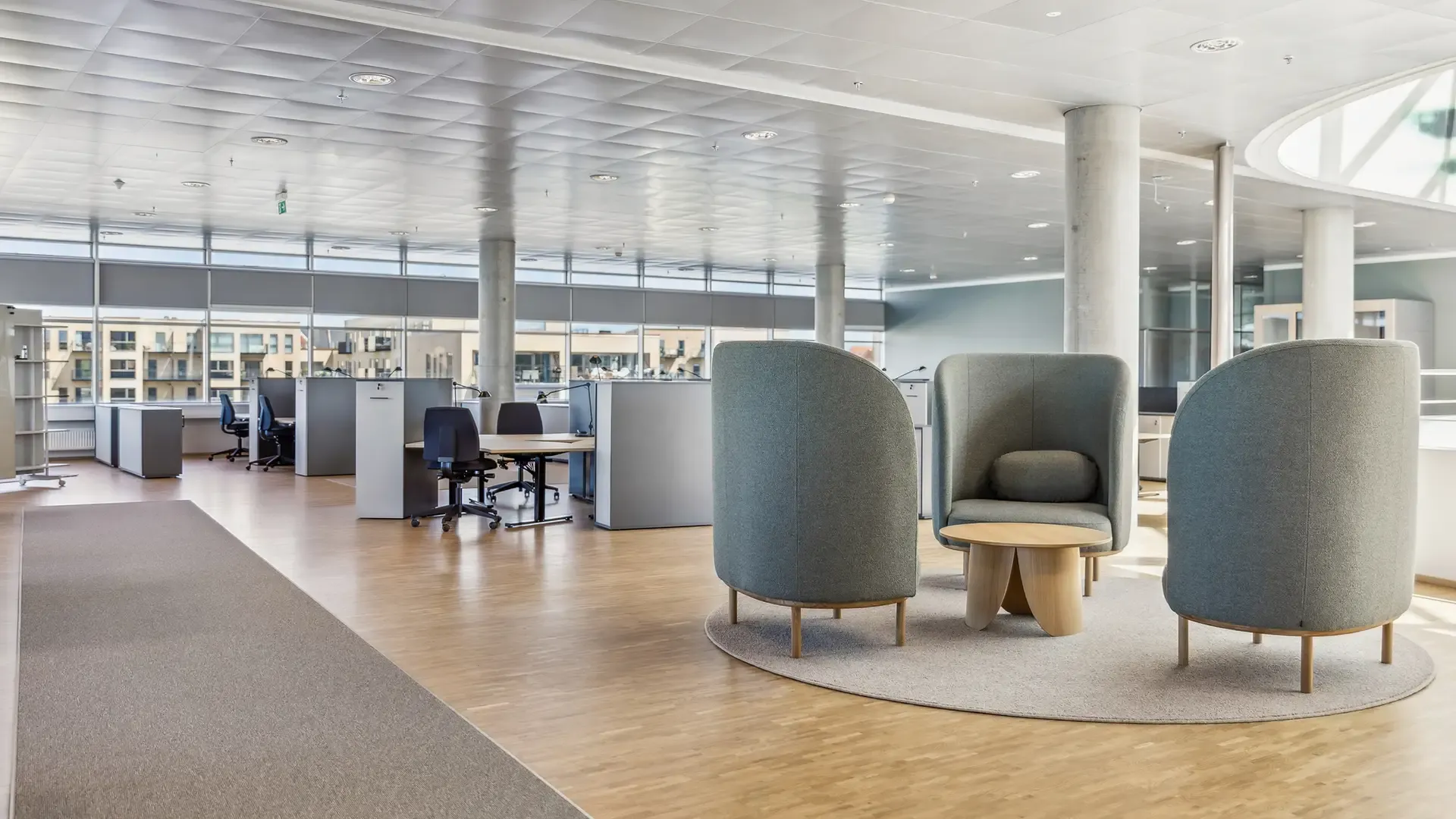Acoustic office lounge chairs in open-space design, ideal for contractors and architects developing flexible office layouts.