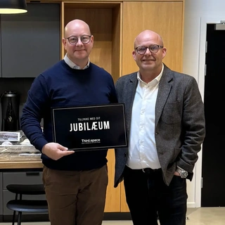 Peter Gissemann celebrating 25-year anniversary at Third.space – milestone marked with recognition in modern office interior