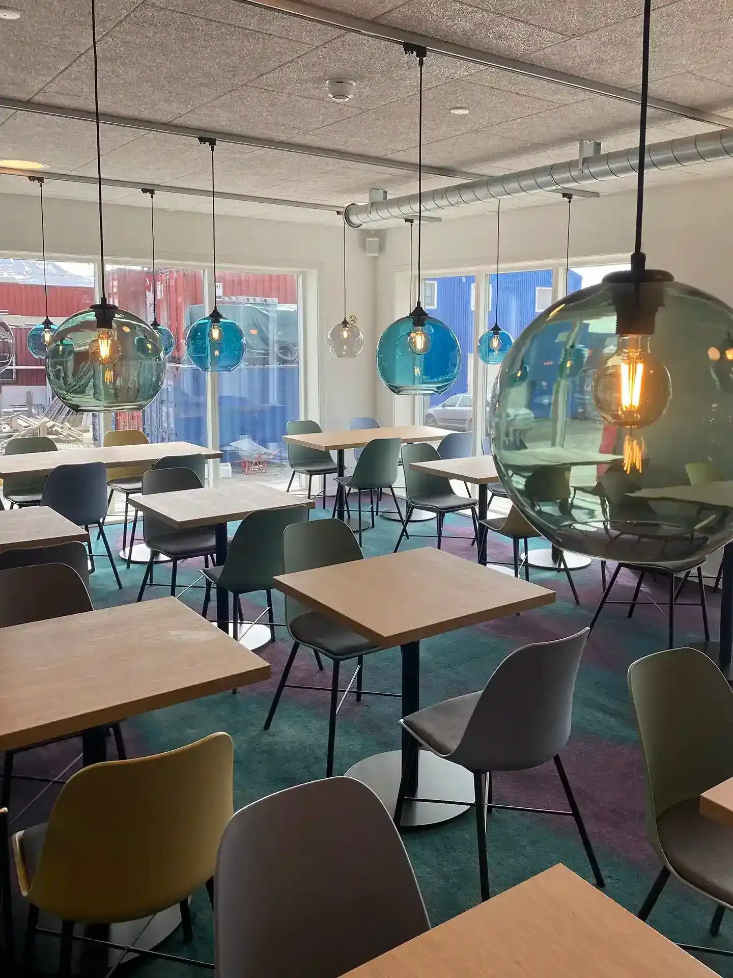 Flexible hotel dining space with modular furniture and lighting in a colour scheme reflecting the brand identity