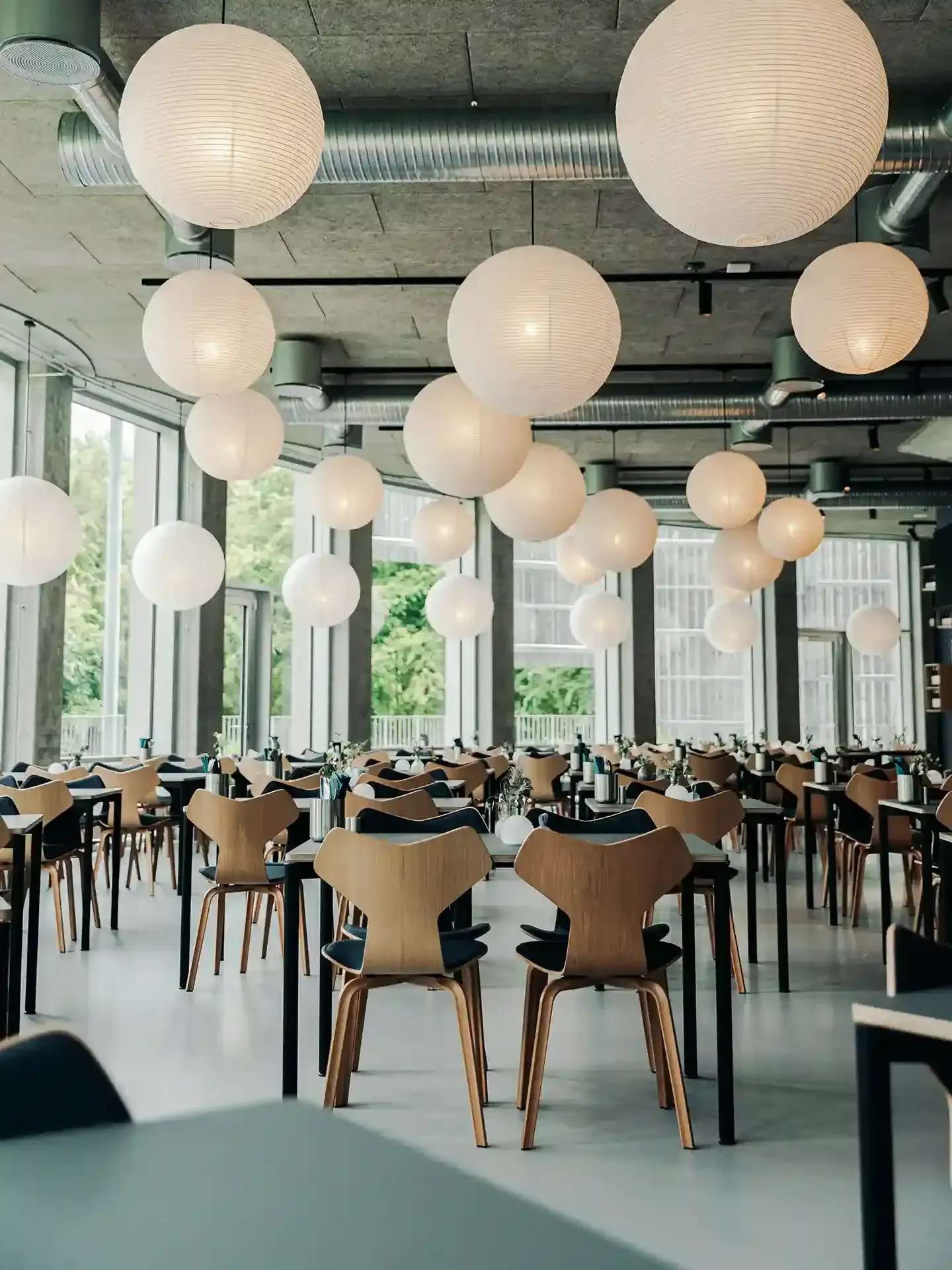 Spacious dining area at Tivoli Friheden featuring Grand Prix chairs by Fritz Hansen – ideal for versatile and stylish hospitality layouts.